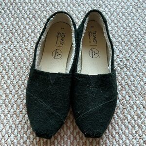 Fuzzy Forest green slip on alpargata Toms. Women’s size 8, like new